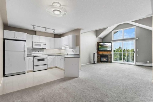 306-5435 Lakeshore Drive, Sylvan Lake, AB - Indoor Photo Showing Kitchen