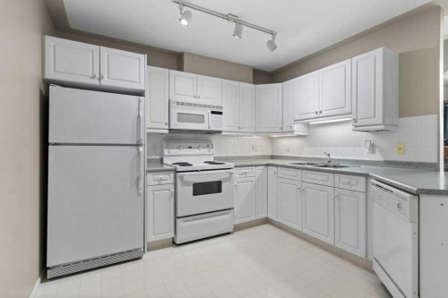 306-5435 Lakeshore Drive, Sylvan Lake, AB - Indoor Photo Showing Kitchen