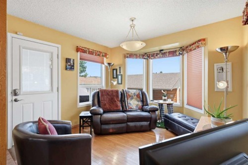 5616 45Th Street, Innisfail, AB - Indoor Photo Showing Living Room