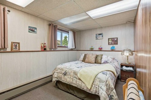 5616 45Th Street, Innisfail, AB - Indoor Photo Showing Bedroom