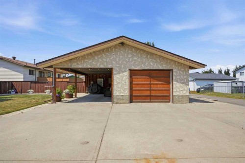 5616 45Th Street, Innisfail, AB - Outdoor With Exterior