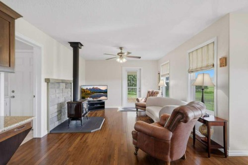430057 Range Road 22, Rural Ponoka County, AB - Indoor Photo Showing Living Room