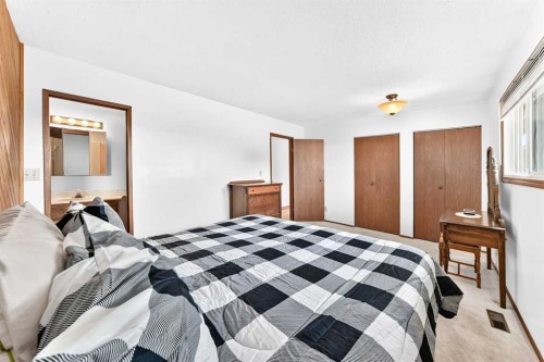 3 43 Avenue Close, Lacombe, AB - Indoor Photo Showing Bedroom