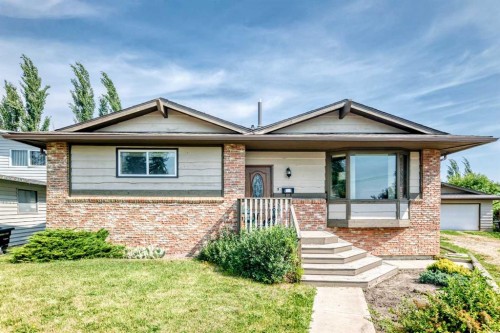 3 43 Avenue Close, Lacombe, AB - Outdoor With Facade
