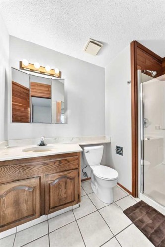 3 43 Avenue Close, Lacombe, AB - Indoor Photo Showing Bathroom
