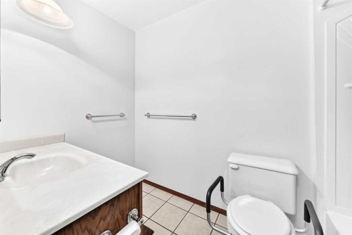 3 43 Avenue Close, Lacombe, AB - Indoor Photo Showing Bathroom