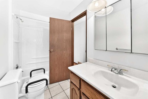 3 43 Avenue Close, Lacombe, AB - Indoor Photo Showing Bathroom