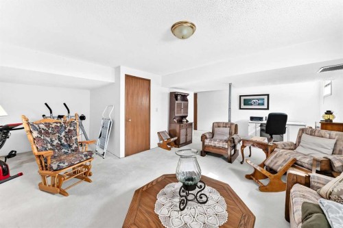 3 43 Avenue Close, Lacombe, AB - Indoor Photo Showing Living Room