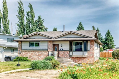 3 43 Avenue Close, Lacombe, AB - Outdoor With Facade