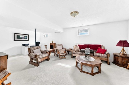 3 43 Avenue Close, Lacombe, AB - Indoor Photo Showing Living Room