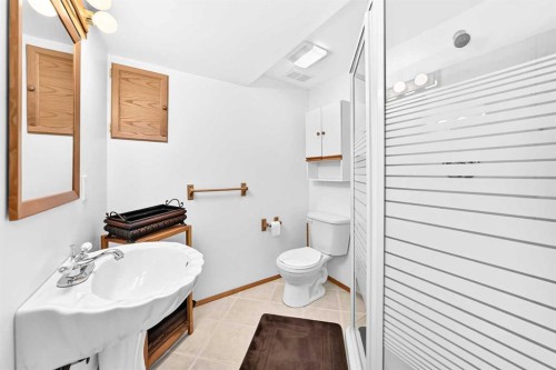 3 43 Avenue Close, Lacombe, AB - Indoor Photo Showing Bathroom