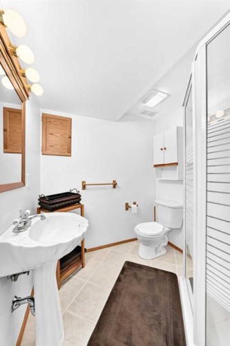 3 43 Avenue Close, Lacombe, AB - Indoor Photo Showing Bathroom