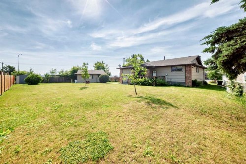 3 43 Avenue Close, Lacombe, AB - Outdoor