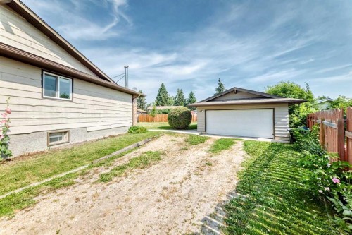 3 43 Avenue Close, Lacombe, AB - Outdoor With Exterior