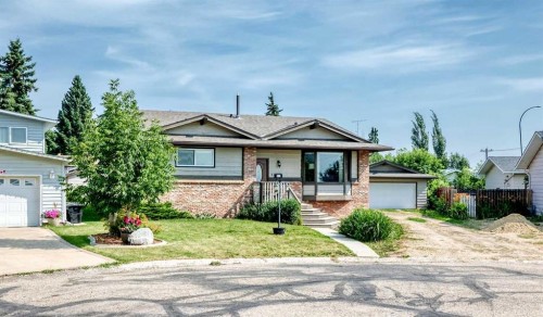 3 43 Avenue Close, Lacombe, AB - Outdoor With Facade