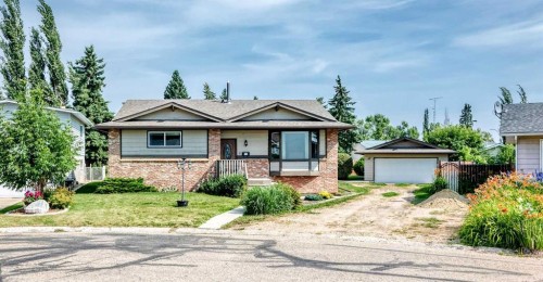 3 43 Avenue Close, Lacombe, AB - Outdoor With Facade