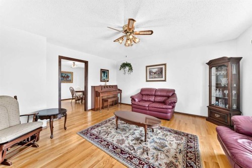 3 43 Avenue Close, Lacombe, AB - Indoor Photo Showing Living Room