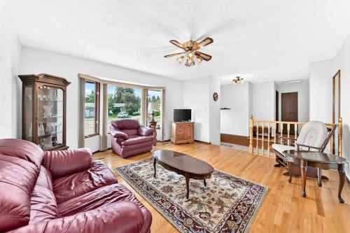 3 43 Avenue Close, Lacombe, AB - Indoor Photo Showing Living Room