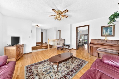 3 43 Avenue Close, Lacombe, AB - Indoor Photo Showing Living Room