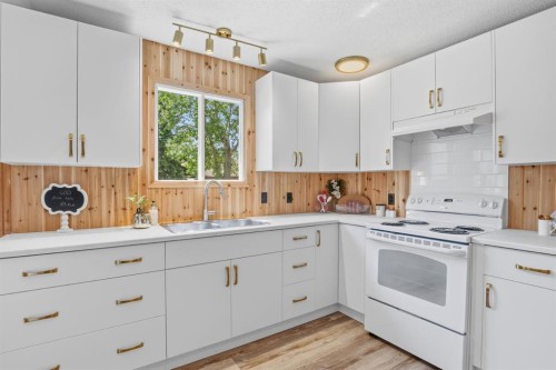56 Lakeview Avenue, Gull Lake, AB - Indoor Photo Showing Kitchen