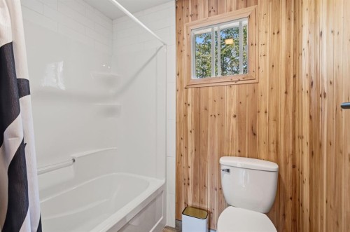 56 Lakeview Avenue, Gull Lake, AB - Indoor Photo Showing Bathroom