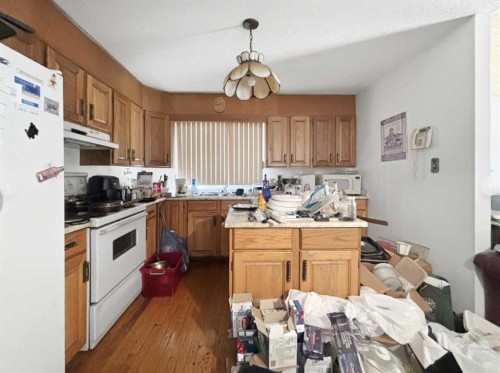 24 Brookes Crescent, Red Deer, AB - Indoor Photo Showing Kitchen