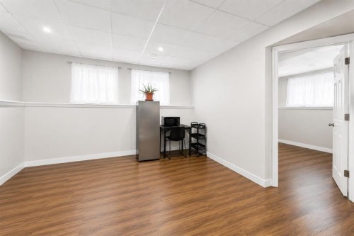 336 Kingston Drive, Red Deer, AB - Indoor Photo Showing Other Room