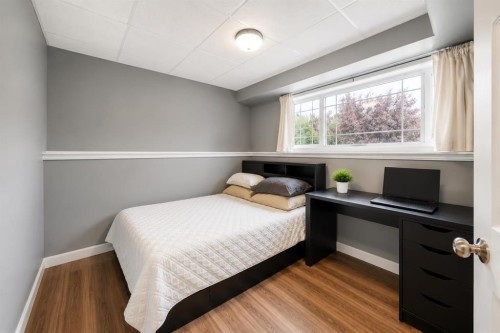 336 Kingston Drive, Red Deer, AB - Indoor Photo Showing Bedroom