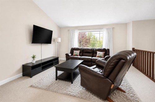 336 Kingston Drive, Red Deer, AB - Indoor Photo Showing Living Room