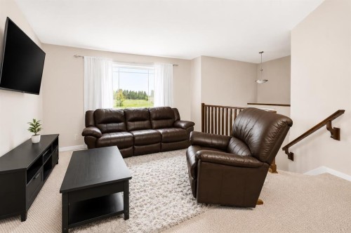 336 Kingston Drive, Red Deer, AB - Indoor Photo Showing Living Room
