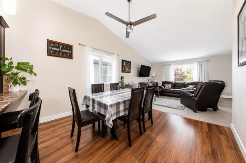 336 Kingston Drive, Red Deer, AB - Indoor Photo Showing Dining Room