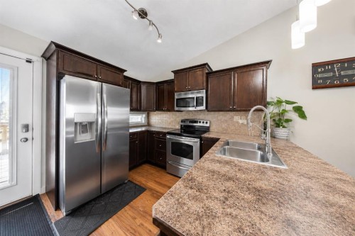 336 Kingston Drive, Red Deer, AB - Indoor Photo Showing Kitchen With Double Sink