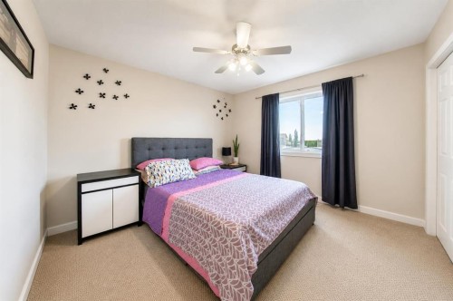 336 Kingston Drive, Red Deer, AB - Indoor Photo Showing Bedroom