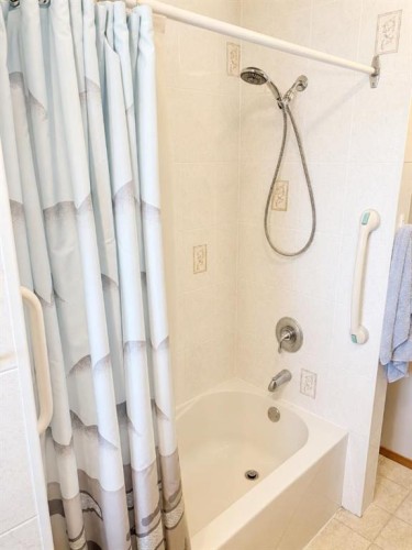 110 Howard Street, Halkirk, AB - Indoor Photo Showing Bathroom