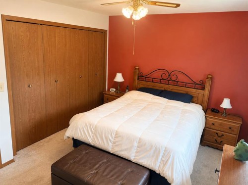 110 Howard Street, Halkirk, AB - Indoor Photo Showing Bedroom