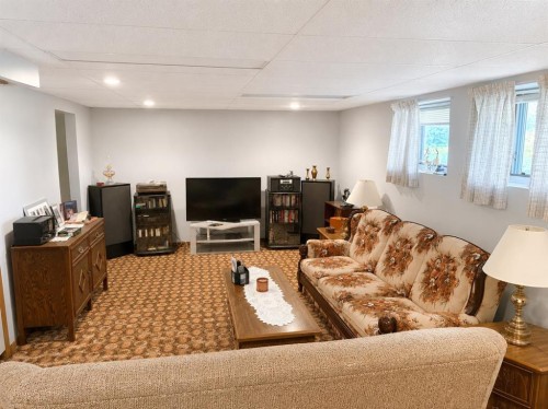 110 Howard Street, Halkirk, AB - Indoor