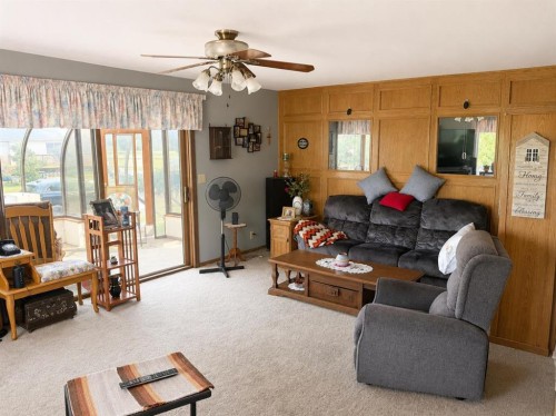 110 Howard Street, Halkirk, AB - Indoor Photo Showing Living Room