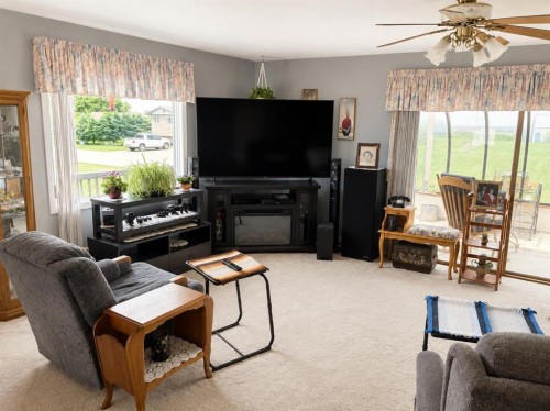 110 Howard Street, Halkirk, AB - Indoor Photo Showing Living Room