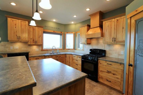 425062 Range Road 250, Rural Ponoka County, AB - Indoor Photo Showing Kitchen With Double Sink