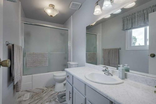 165 Greig Drive, Red Deer, AB - Indoor Photo Showing Bathroom