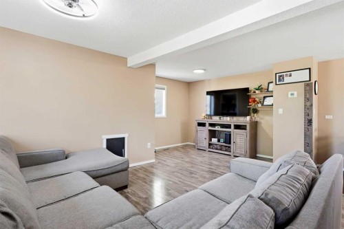 17-829 20 Street, Spruce View, AB - Indoor Photo Showing Living Room