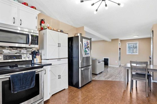 17-829 20 Street, Spruce View, AB - Indoor Photo Showing Kitchen