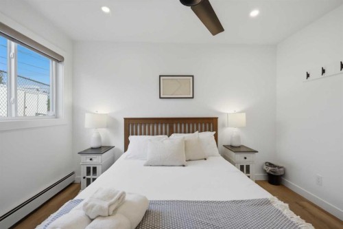 #2-4415 Lakeshore Drive, Sylvan Lake, AB - Indoor Photo Showing Bedroom