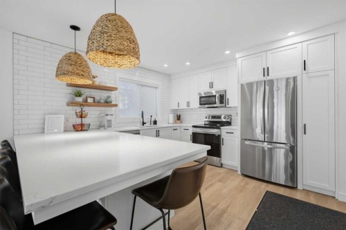 #2-4415 Lakeshore Drive, Sylvan Lake, AB - Indoor Photo Showing Kitchen With Upgraded Kitchen