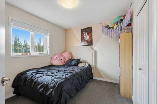 21 Regatta Way, Sylvan Lake, AB - Indoor Photo Showing Bedroom