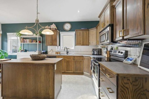 21 Regatta Way, Sylvan Lake, AB - Indoor Photo Showing Kitchen