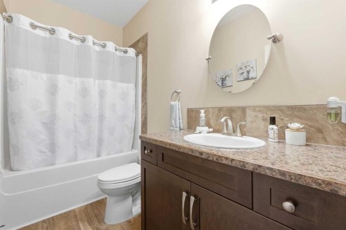 707 Elk Street, Sunbreaker Cove, AB - Indoor Photo Showing Bathroom