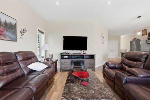 707 Elk Street, Sunbreaker Cove, AB - Indoor Photo Showing Living Room