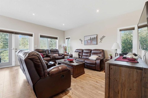707 Elk Street, Sunbreaker Cove, AB - Indoor Photo Showing Living Room