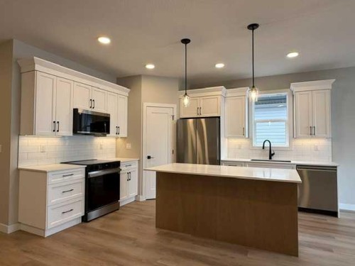 85 Gray Close, Sylvan Lake, AB - Indoor Photo Showing Kitchen With Upgraded Kitchen